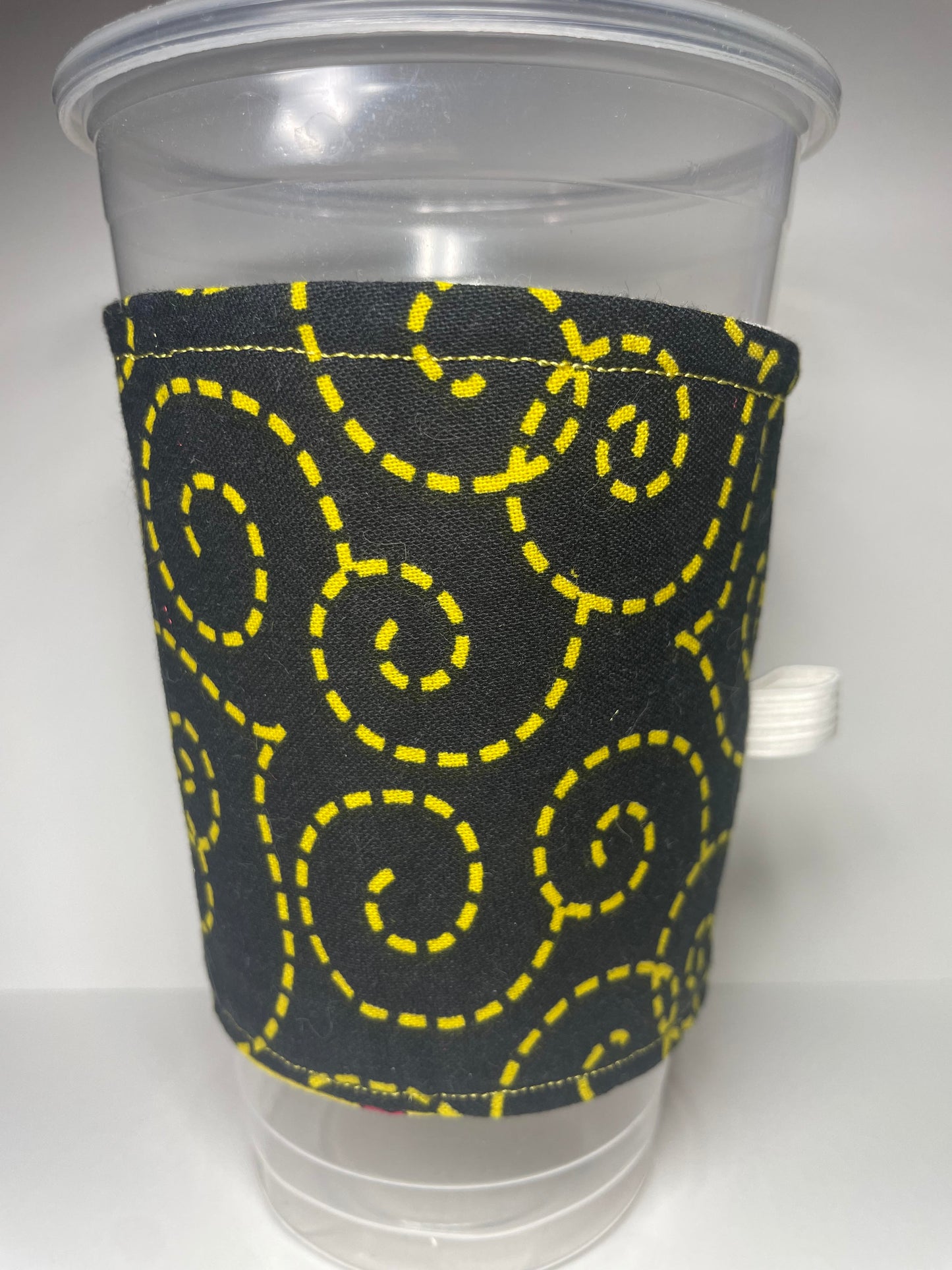 REVERSIBLE CHICKEN & DASHES MEDIUM CUP SLEEVE