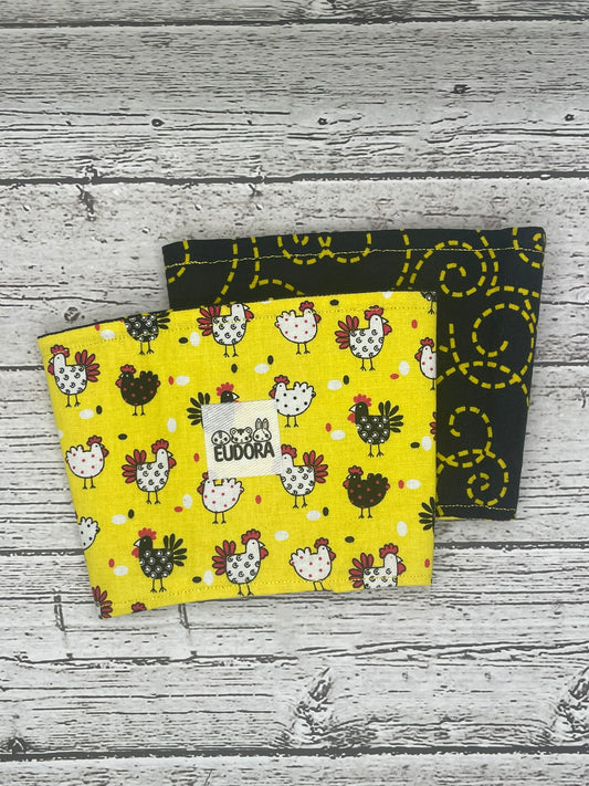 REVERSIBLE CHICKEN & DASHES MEDIUM CUP SLEEVE