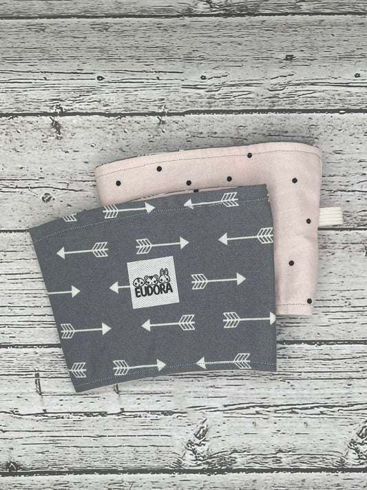 REVERSIBLE ARROW PINK DOTS MEDIUM CUP SLEEVE